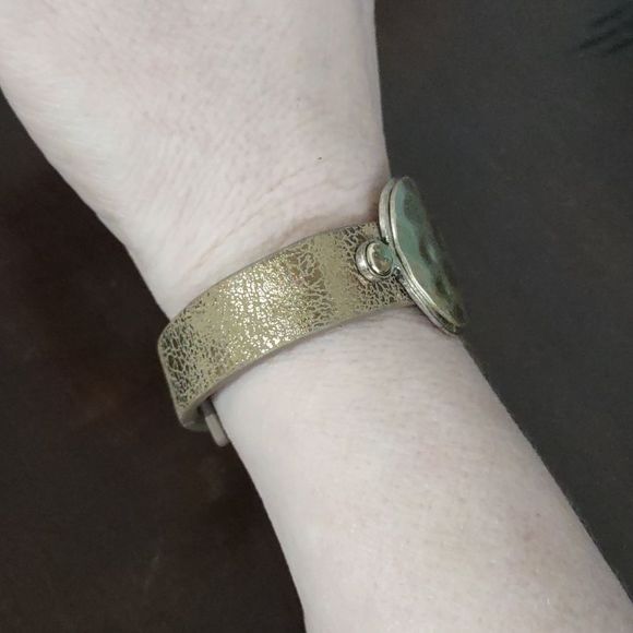 Sheng Tong Women's Gold Metallic with Hammered Gold Disc - Picture 3 of 3